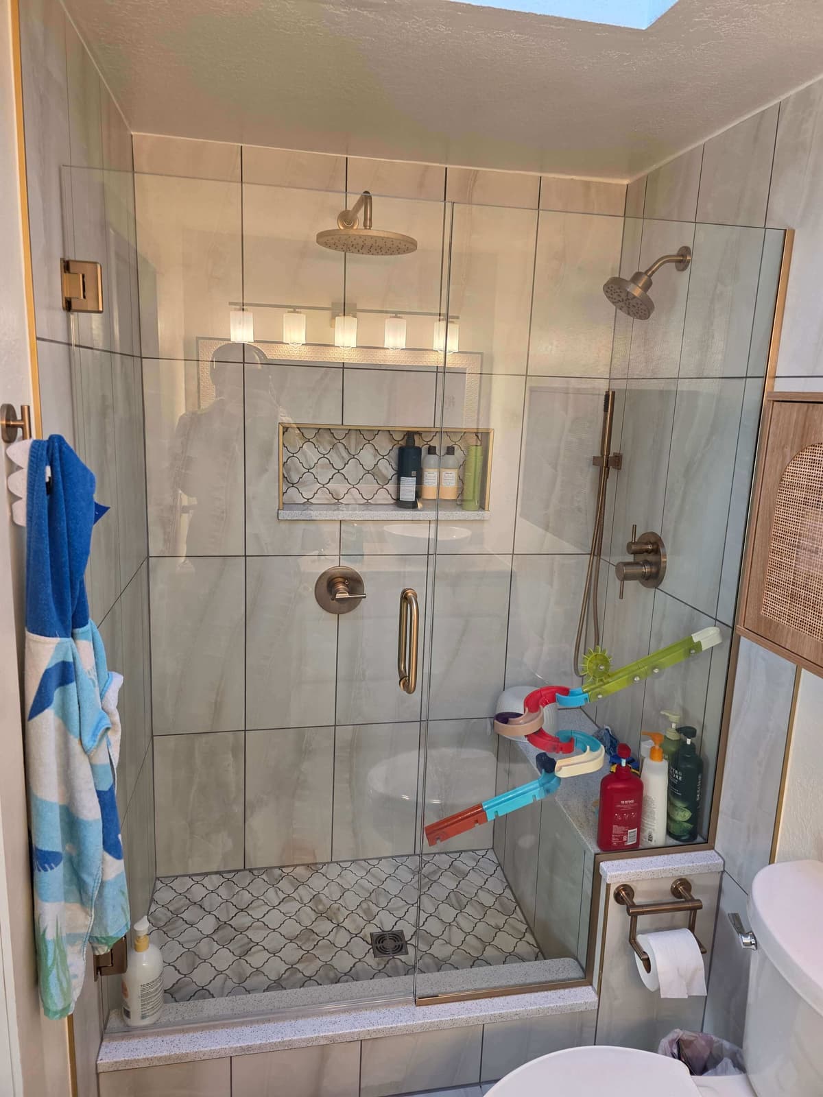 Tile floor installation with straight lines and tight joints